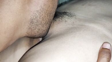Ese Chico Lame mi vagina Virgen hasta orinar en sexo hindi casero Pov.