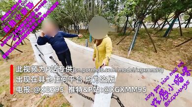 【勾引】张开腿邀请陌生人帮忙拍照，下面插着自慰棒让他看