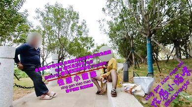 【勾引】张开腿邀请陌生人帮忙拍照，下面插着自慰棒让他看