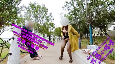 【勾引】张开腿邀请陌生人帮忙拍照，下面插着自慰棒让他看