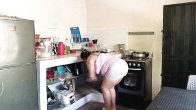 Mi vecino llega a casa y ternemo sexo increíble hasta que eyacula todo su semen caliente
