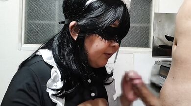 【 ぽっちゃり爆乳熟女妻 】 キッチンでメイドコスプレ3 セクシーなメイド服姿で美味しそうにちんぽをしゃぶるKカップ人妻 Plump, busty mature wife in a maid costume in the kitchen 3