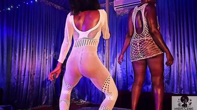 Twerking for this customer got him so horny ho whipped his COCK OUT MID PREFORMANCE!! NAUGHTY BOY