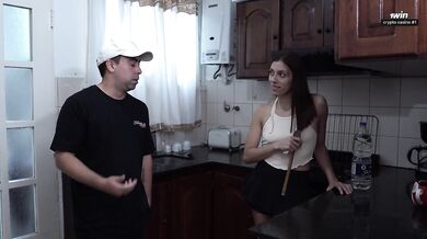 Lynn Scream se olvidó de mí en cuanto entró el delivery Nicoph: Cuckold Real y sucio