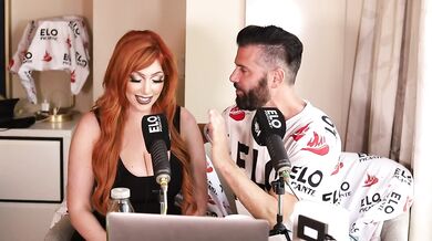 Lauren Phillips se mete toda la banana en la boca!