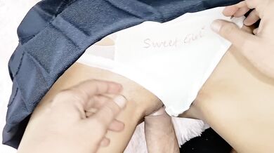 Colegiala tierna deja que la toquen los hombres mayores.