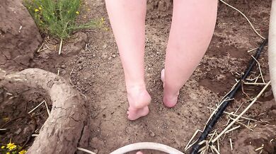 I Make Her Garden with Bare Feet – Jerking Massive Load