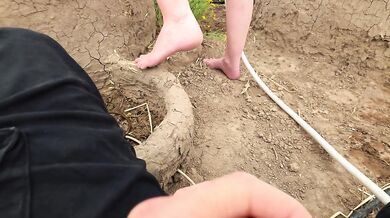 I Make Her Garden with Bare Feet – Jerking Massive Load