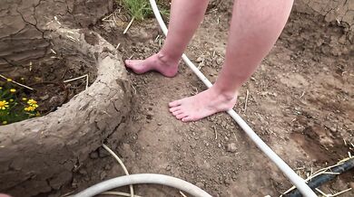 I Make Her Garden with Bare Feet – Jerking Massive Load