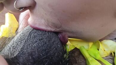 Bhabhi ko chut par fhoolo ki barish ki