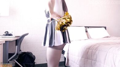 Caught my cheerleader roommate masturbating with door open -大学啦啦队室友自慰被发现