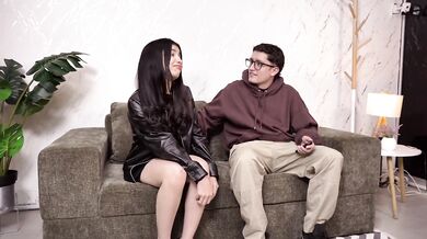 Anal creampie- Jovencita latina tiene sexo vaginal y anal con su hermanastro porque su novio la dejó plantada!