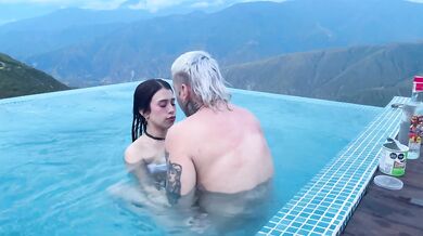 Le hago una MAMADA PROFUNDA al aire libre en el jacuzzi! - KATTY BLAKE