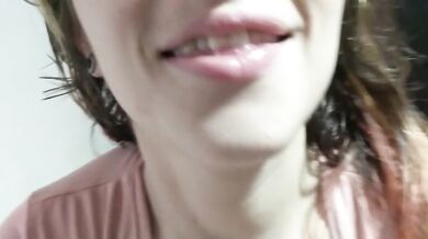 Renta Vencida, Culo y Coño Abiertos - Chica Linda de Piel Blanca Paga con Sexo