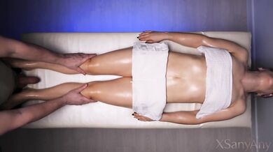 OMG! The perverted Masseur exposed his Dick during my Massage Session!