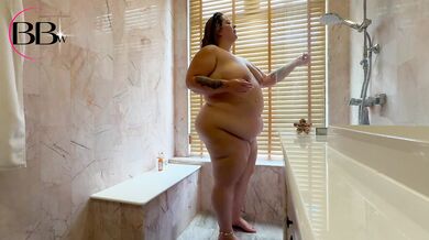 Bella Binks Fingers Pussy in the shower