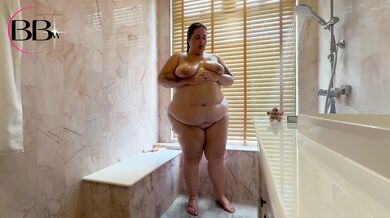 Bella Binks Fingers Pussy in the shower