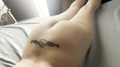 Touching my stepmother's ass makes me cum really hard in her mouth, a delicious blowjob from a hot milf