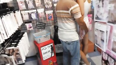 アダルトショップでお客さんと隅っこでエッチしちゃいました(⋈◍＞◡＜◍)。