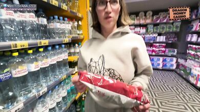 A stranger asked to pay for the goods in the store, after she decided to thank me and went to me before my