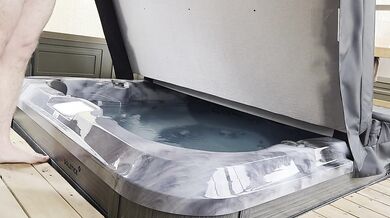 Je baise la voisine dans mon spa