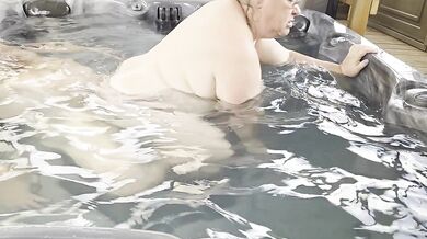 Je baise la voisine dans mon spa