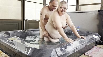 Je baise la voisine dans mon spa