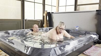Je baise la voisine dans mon spa