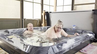 Je baise la voisine dans mon spa