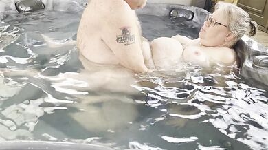 Je baise la voisine dans mon spa