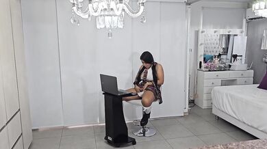 Sorprendo a estudiante masturbandose y termino follandomela
