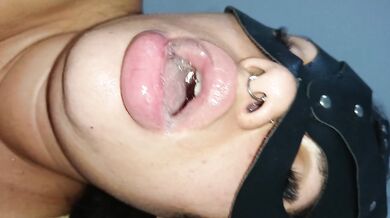 Joker-style blowjob, Latina pulls her mouth with her finger to suck and makes bubbles of saliva????