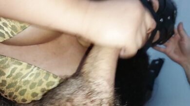 Joker-style blowjob, Latina pulls her mouth with her finger to suck and makes bubbles of saliva????