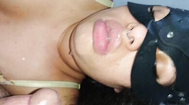 Latina sucks a lot and makes bubbles with her spit, what a big mouth, lucky guy????