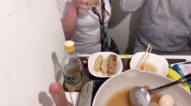 女子高生と宅飲み　手マンでおまんこがびしょ濡れバナナを挿入して感じまくる女子高生