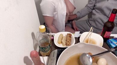 女子高生と宅飲み　手マンでおまんこがびしょ濡れバナナを挿入して感じまくる女子高生