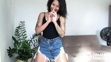 a bucetinha dela e muito apertada, cabelo cacheado rebolando gostoso