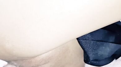 Pequeña Thai: Me gusta salir con hombres mayores para que me toquen.