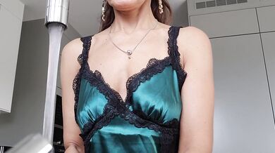 Smoking hot MILF gets load in her tight ass while doing the dishes