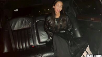 A Beautiful Daddy's Girl Fucked In A Limo For Fun While Talking On The Phone !!!