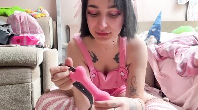 I STRETCH MY HOLE WITH DIFFERENT DILDOS