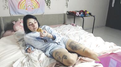 SHOWING MY FEET BEHIND THE BUN
