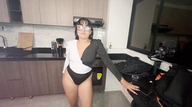 ¡Un fotógrafo afortunado termina cogiendo con una sexy ninfómana latina! - POVLATINOX