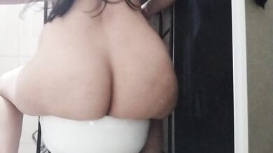 Hago mucha pipí mostrando el culo caliente