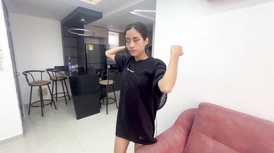No hermanastro no me quites la camisa, no tengo nada debajo de ella.