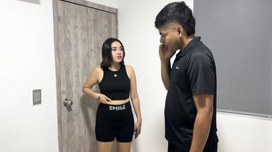 Quedo encerrado en el cuarto de hotel con la cachonda administradora. No pudimos aguantar las ganas de follar asi que termino penetrándola.