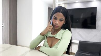 Mientras mi sexi cachonda amiga habla en llamada con su novio yo le detono su apretado y rico culo con mi enorme polla.