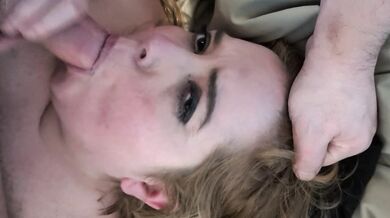 Good girl takes it in mouth