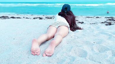 Sexy Barefoot on the Beach | Foot Fetish