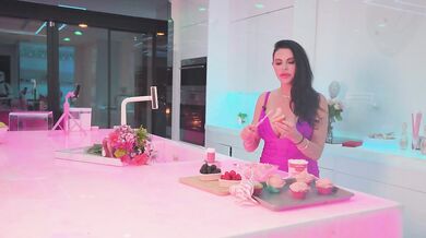 5 Min Mommy style Cupcakes with Piper Press